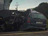 Tragiczny wypadek w Martianach. Samochód wjechał wprost pod pociąg. Nie żyją trzy osoby. Lekarze walczą o życie 11-latka [ZDJĘCIA]