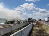 Groźny wypadek i pożar na trasie S8. Zderzenie dwóch ciężarówek na odcinku Zambrów - Białystok. Zobacz zdjęcia i nagranie wideo