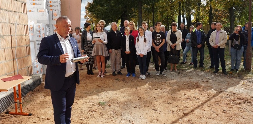 W ścianę budowanej sali gimnastycznej w Kapałowie znalazła się specjalna tuba. Podpisali się obecni na uroczystości