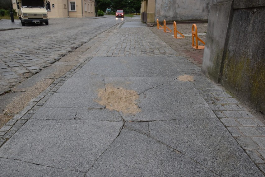 Połamane płyty na placu Matejki w Zielonej Górze.