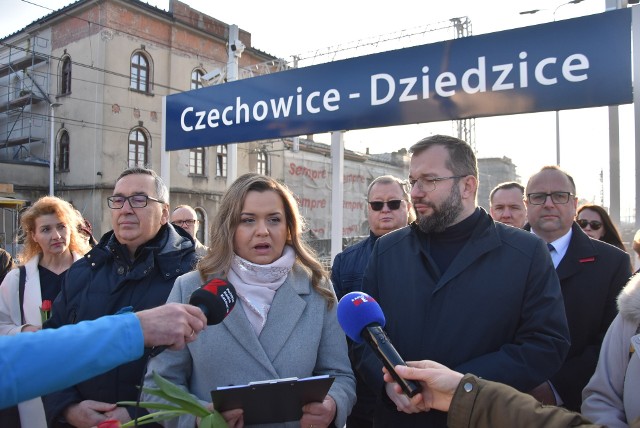 Piątkowa konferencja na dworcu kolejowym w Czechowicach-Dziedzicach. Zobacz kolejne zdjęcia. Przesuwaj zdjęcia w prawo - naciśnij strzałkę lub przycisk NASTĘPNE