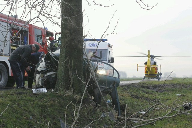 Wypadek koło Solnej (gmina Kobierzyce). Samochód uderzył w drzewo, ciężko rannego kierowcę zabrano helikopterem do szpitala. W domu kierowcy policjanci znaleźli jego martwą żonę...