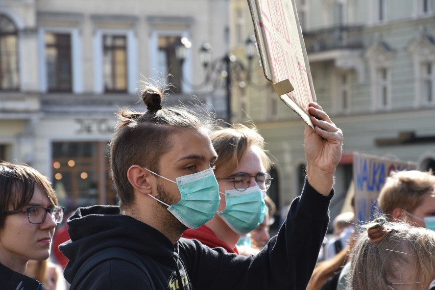 Smog zaatakował: Gliwice, Rybnik, Częstochowa duszą się dziś w smogu. A Kraków "zielony", bo wprowadził zakaz spalania węgla?