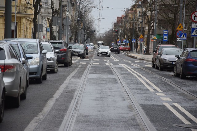 Ulica Mieszka I jest węższa niż przed przebudową. To efekt zbudowania zatoczek parkingowych.