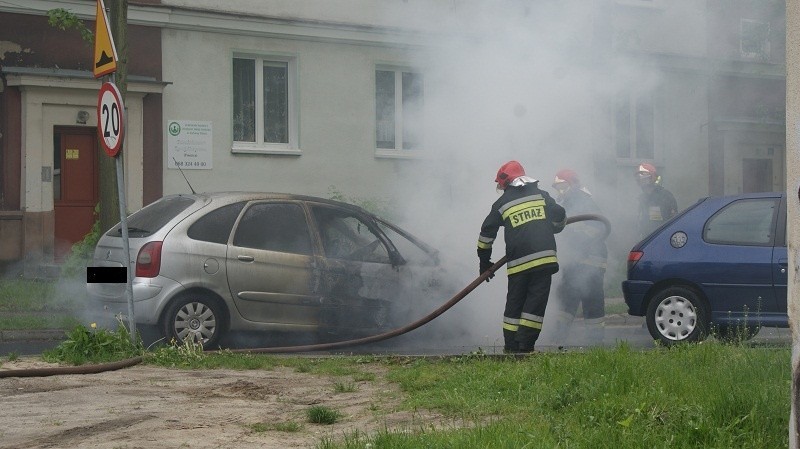 W Zielonej Górze płonęło auto (zdjęcia Czytelnika)