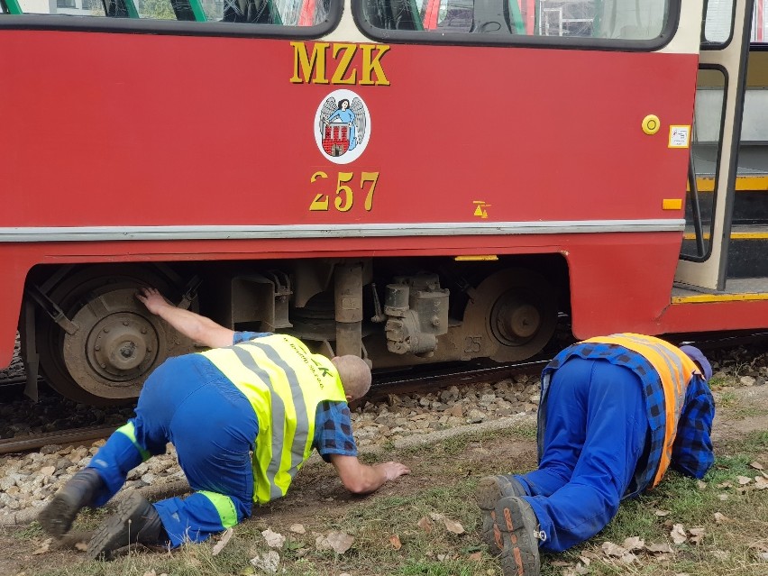 Wykolejony tramwaj po zderzeniu z autobusem na ulicy Wschodniej. Są ranni