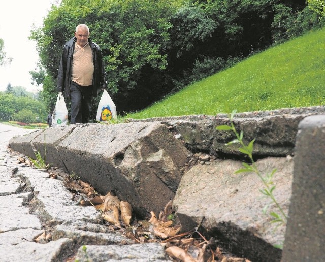 Połamane i popękane płytki chodnikowe, powykrzywiane krawężniki, ale też  studzienki wystające z bruku, to krajobraz na ul. Kutrzeby w rejonie skrzyżowania z ul. Batalionów Chłopskich