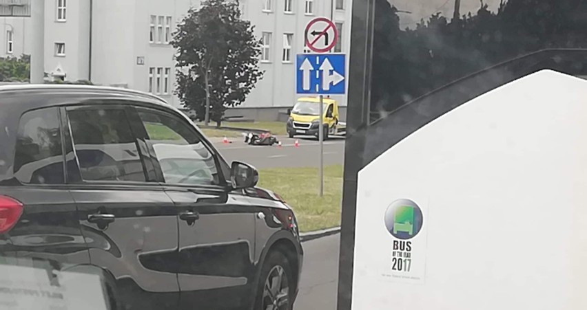 Wypadek kierowcy skutera na skrzyżowaniu ul. Sczanieckiej i Emilii Plater w Szczecinie