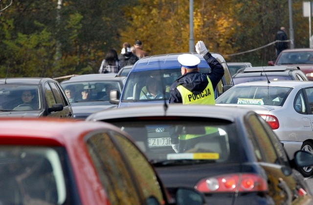 Trwa akcja „Znicz 2015”. Należy podporządkowywać się poleceniom policjantów kierujących ruchem na drogach