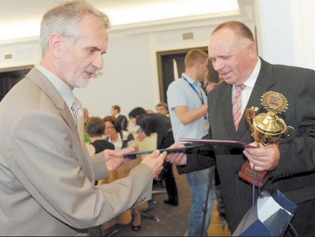 Prezes Krajowego Stowarzyszenia Sołtysów Ireneusz Niewiarowski i sołtys Józef Chojnacki w senacie RP.