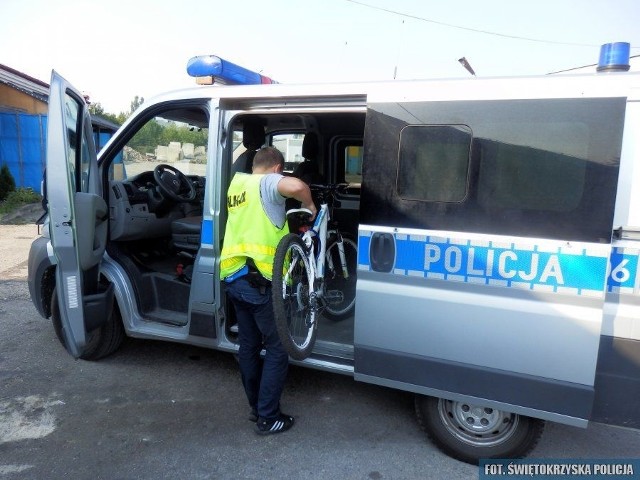 Policjanci odzyskali kradzione rowery, które ukryte były w zaroślach.
