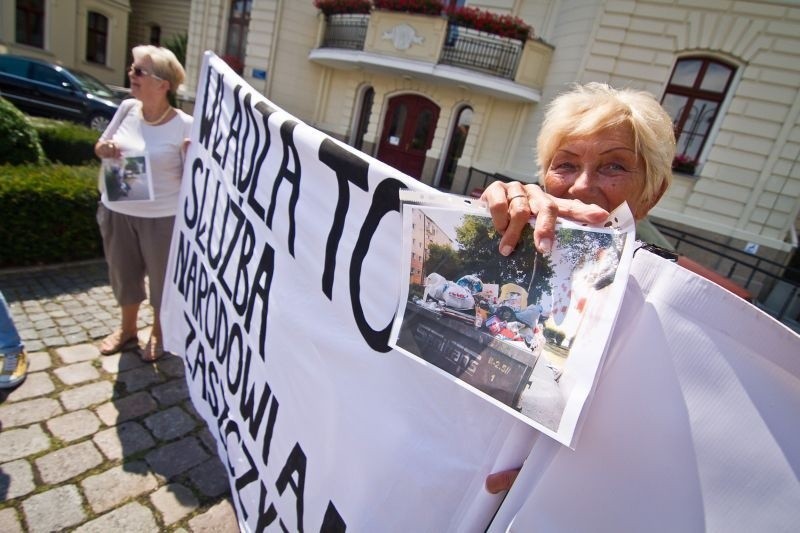 Pikieta śmieciowa pod ratuszem