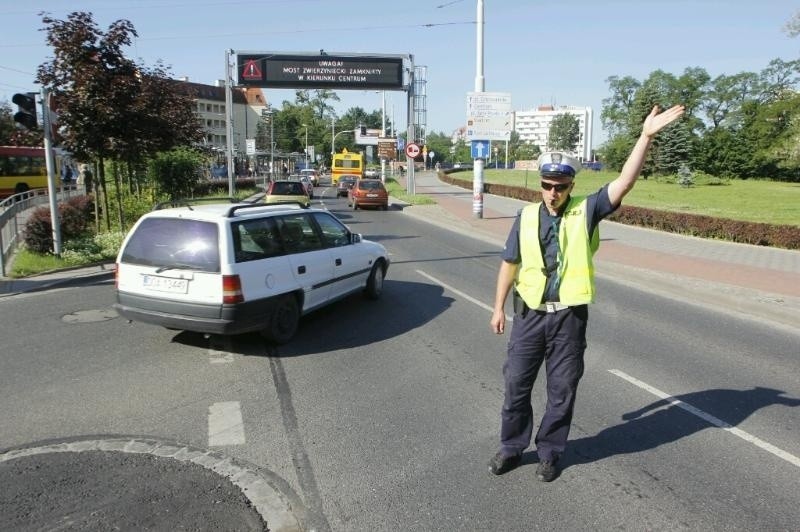 Zamknięty most Zwierzyniecki: Policja pomogła Wielkiej Wyspie. Ale Kochanowskiego w korku