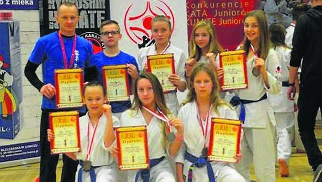 Karatecy z Morawicy i Piekoszowa z trenerem Andrzejem Horną po mistrzostwach Polski juniorów rozegranych w Toruniu
