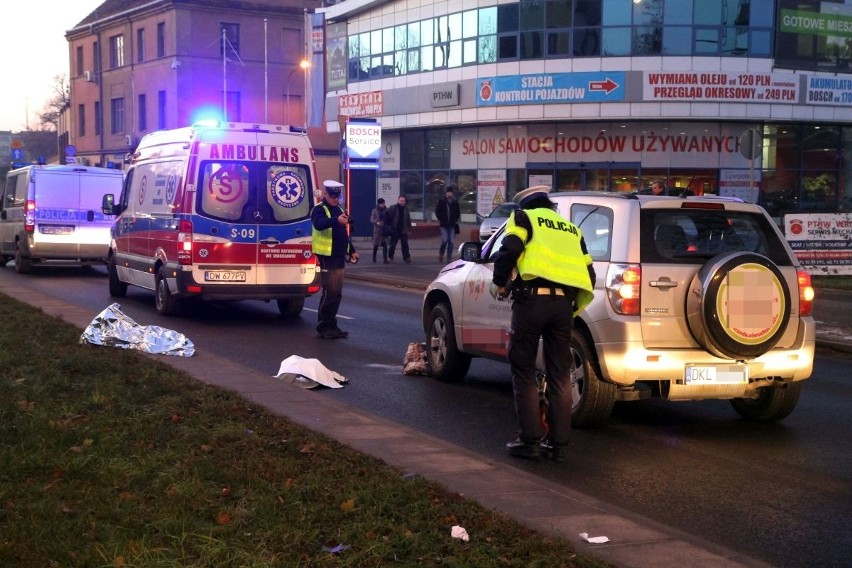 Suzuki potrąciło pieszą na Nadodrzu. Kobieta jest w ciężkim stanie