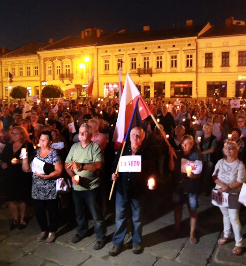 Tłum na Rynku Nowego Sącza: Wolne sądy - wolny naród [ZDJĘCIA]