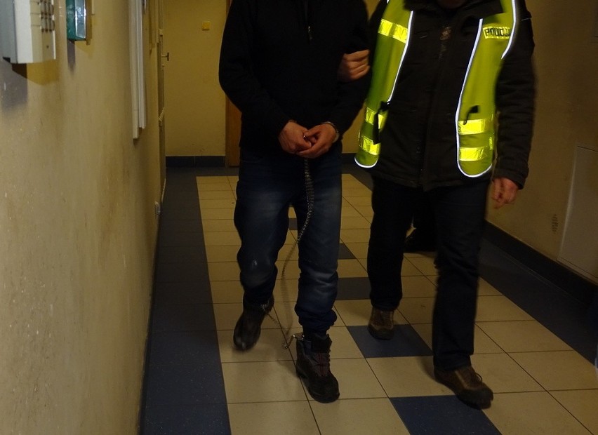 Napad na taksówkarza w Skarbimierzu. Do 15 lat więzienia grozi 25-latkowi, który zaatakował nożem brzeskiego taksówkarza