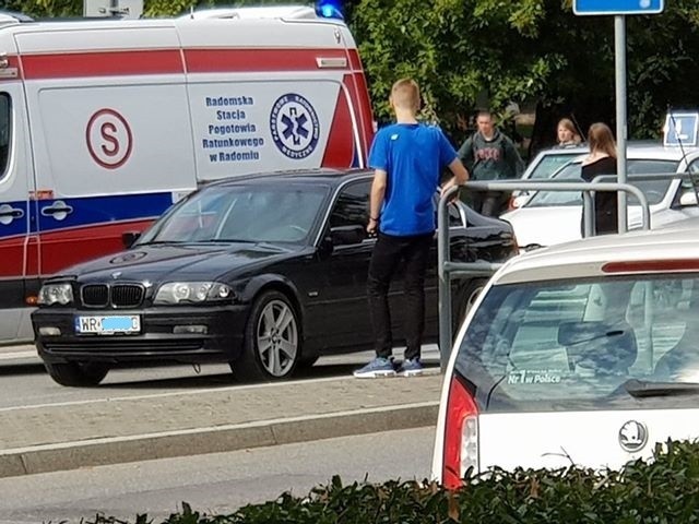 Wypadek w Radomiu. Młoda kobieta została potrącona przez kierowcę BMW, karetka zabrała ją do szpitala