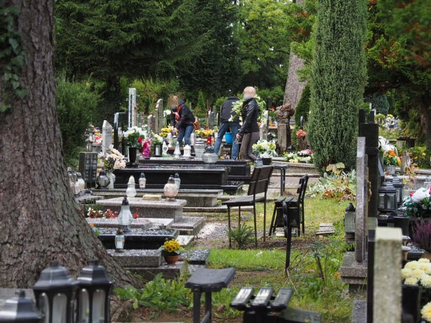 Na razie władze nie planują zamykać cmentarzy na czas...