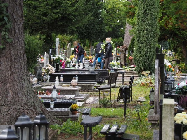 Na razie władze nie planują zamykać cmentarzy na czasWszystkich Świętych.