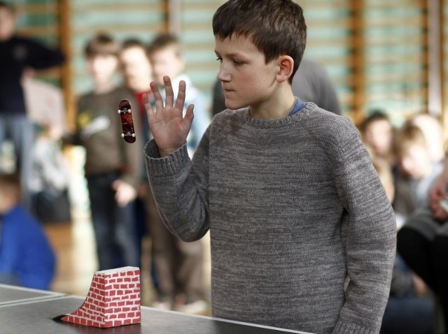 W fingerboardzie trzeba mieć refleks i wyćwiczone palce. Uczniowie Szkoły Podstawowej nr 1 potrafią robić niesamowite ewolucje z pomocą miniaturowej deskorolki.