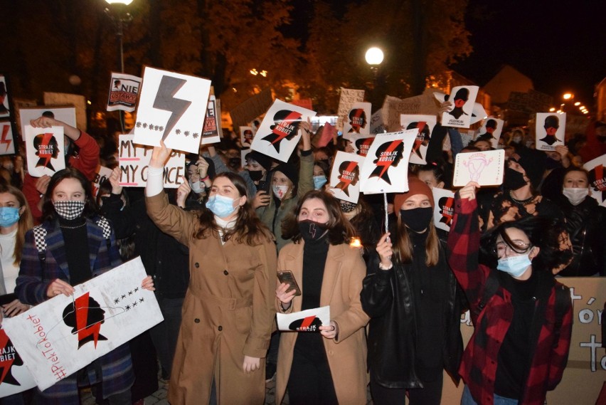 Na skwerze przed Kolegiatą w Końskich odbył się protest przeciwko zmianom w prawie aborcyjnym [ZAPIS TRANSMISJI, ZDJĘCIA]