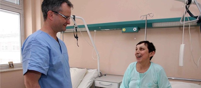 - Do domu wyjdę już w tydzień po operacji serca - cieszy się Maria Skuba. Na zdjęciu z dr Kazimierzem Widenką. 