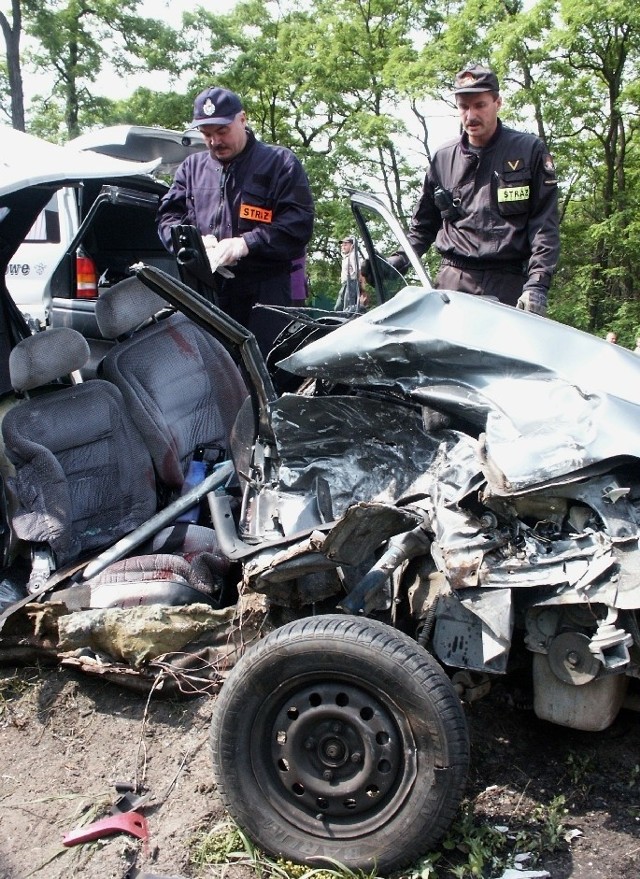 Kierowca tego samochodu nie miał najmniejszych szans na przeżycie, choć strażacy z Brójec przystąpili do akcji ratowniczej kilka minut po kraksie.
