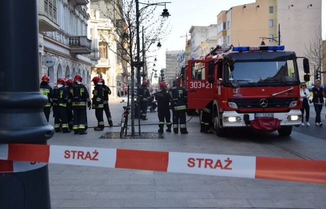 Przed godziną 18 wybuchł pożar w restauracji Tel Aviv przy ul. Piotrkowskiej 122. Na miejsce pojechało kilka zastępów straży pożarnej. Więcej informacji - kliknij kolejne zdjęcie...POLECAMY PAŃSTWA UWADZE:Zdjęcie Popka przed przerażającą metamorfozą trafiło do sieci Najniebezpieczniejsi przestępcy w Łodzi [zdjęcia] Czy umiesz przeklinać po Łódzku [QUIZ] TOP 10 pizzerii w ŁODZI według portalu TripAdvisor [ZDJĘCIA, MAPY] Anna Mucha nago! Sesja z Playboya [zdjęcia] Kibice Widzewa, kibice ŁKS - archiwalne zdjęcia Konkurs Miss Lata 1984 roku na Fali (zdjęcia) Gdzie się zarabia najwięcej woj. łódzkim? [RANKING] Kiedy zmiana czasu? Zobacz, kiedy przestawiamy zegarki Pogoda na poniedziałek: