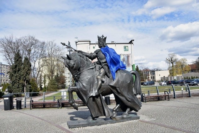 Król Jagiellończyk w niebieskiej pelerynie na pl. Jagiellończyka w Malborku.