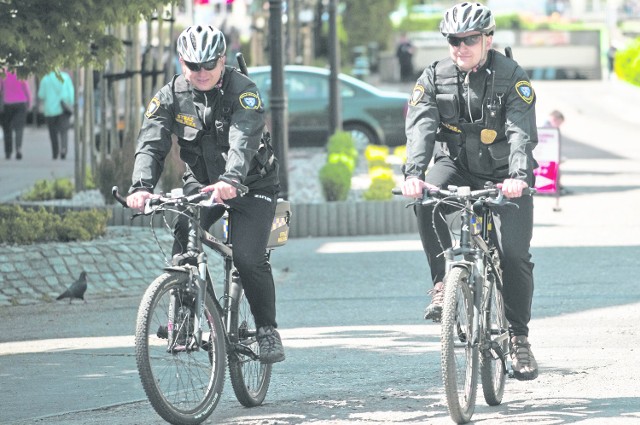 Każdego dnia na rowerowy patrol wyjeżdżają: mł. strażnik Mateusz Borej i aplikant Piotr Chojnowski. 