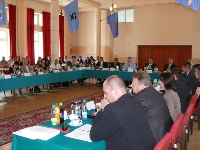 Rada Miejska w Starachowicach  udzieliła absolutorium prezydentowi Wojciechowi Bernatowiczowi. Za głosowało 15 radnych, 7 wstrzymało się od głosu. 
