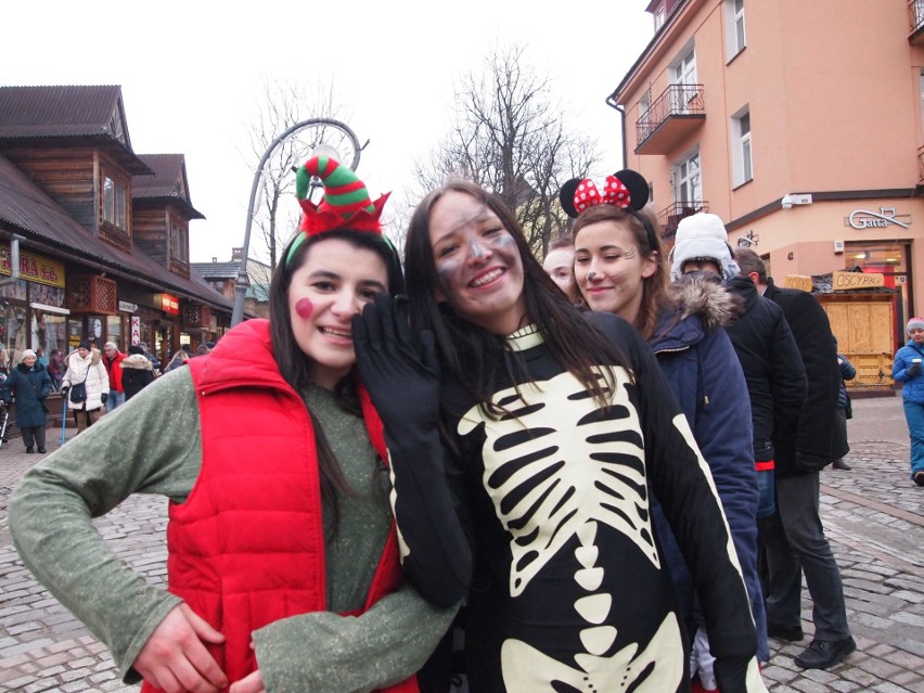 Zakopane. Maturzyści zatańczyli poloneza na Krupówkach [ZDJĘCIA,WIDEO]