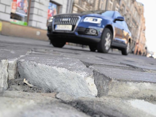 Na kilkusetmetrowym odcinku ulicy Krakowskiej nasi reporterzy naliczyli około setki wyrw i pęknięć nawierzchni. W niektórych miejscach drogowcy zagrodzili przejazd barierkami