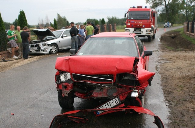 Przód audi został całkiem zgnieciony. Auto nadaje się jedynie na złom.