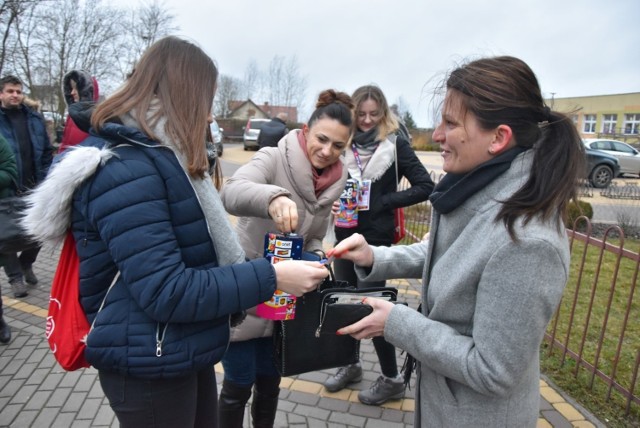 Człuchów. Wolontariusze z puszkami kwestują na rzecz WOŚP