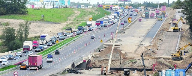 Na razie na budowie węzła Karczemki kierowcy stoją w korkach. To ma się skończyć już za pół roku