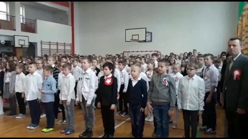 "Rekord dla Niepodległej". Uczniowie z powiatu staszowskiego śpiewali hymn w piątek o 11.11 (WIDEO)