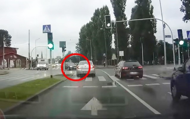 Na nagraniu widać, jak kierowca skody skręcając w lewo doprowadził do zderzenia pojazdów, które miały już zielone światło.