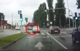 Kolizja w Katowicach. Świadek zatrzymał kierowcę, który doprowadził do zderzenia dwóch samochodów. „Wróć tam i zachowaj się, jak gość”
