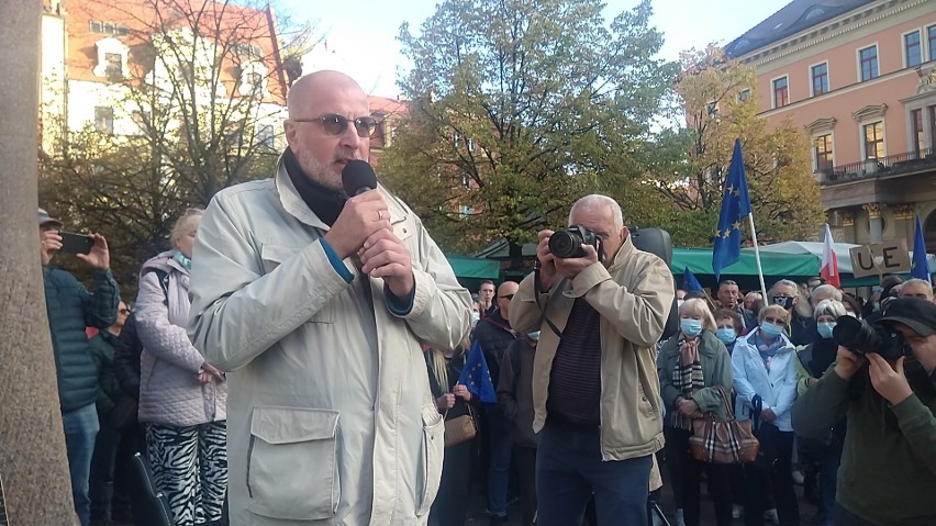 "My zostajemy w Unii Europejskiej". Protest we Wrocławiu po wyroku Trybunału Konstytucyjnego [ZDJĘCIA]