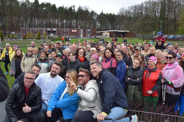 Mieszkańcy Żar pomaszerowali do Zielonego Lasu prosto z basenu przy Źródlanej, z Filipm Chajzerem i Leszkiem Klimasem