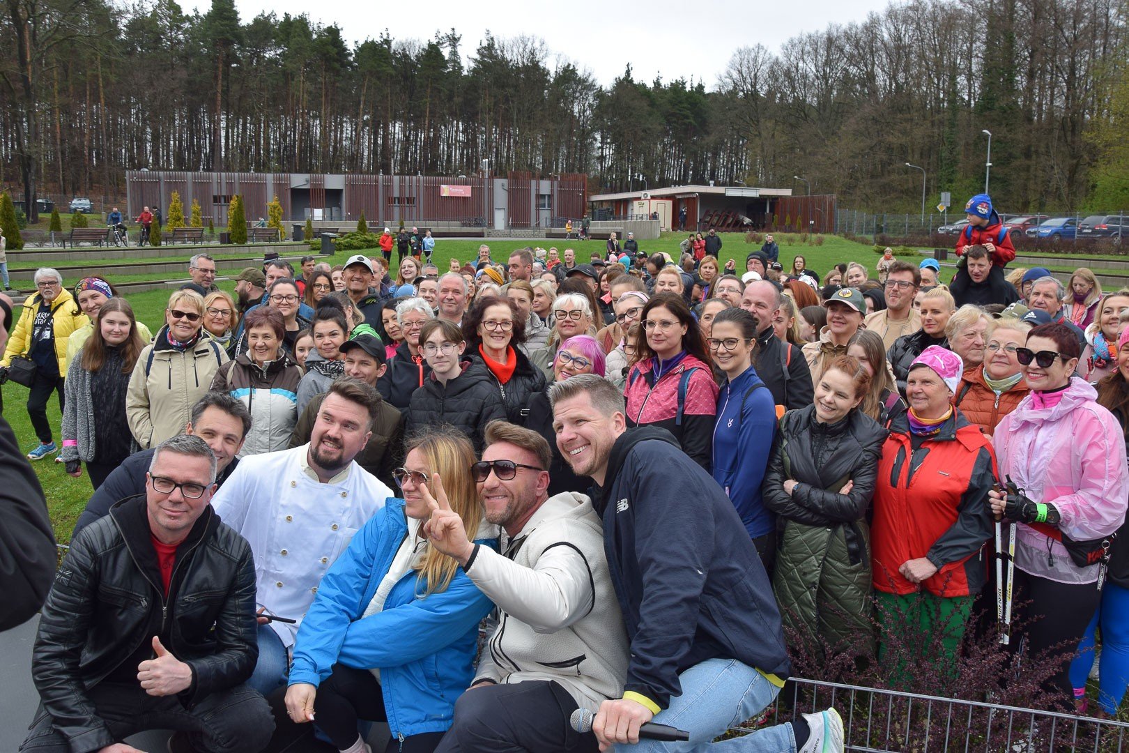 Un paseo por la salud en los verdes bosques de Shari.  Los residentes fueron dirigidos por Philippe Schagzer y Leszek Cleimas