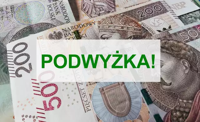 Od 1 lipca wzrośnie pensja minimalna w Polsce. To druga podwyżka w tym roku. Pracownicy otrzymujące minimalne wynagrodzenie zapewne ucieszą się, że w przyszłym roku rząd zapowiedział dość sporą podwyżkę najniższego wynagrodzenia. Wynagrodzenia podskoczą aż o kilkaset złotych. W czasie bardzo wysokiej inflacji, to dobra wiadomość dla osób, które znaczną część swojego wynagrodzenia przeznaczają na koszty związane z mieszkaniem i żywność. Szczegóły ▶▶