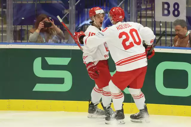 Patryk Wronka i Marcin Kolusz cieszą się ze zdobytej i nieuznanej bramki w meczu grupy B hokejowych mistrzostw świata elity z USA