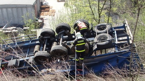 Wypadek polskiego tira w Czeskim Cieszynie. Zjechał ze zbocza i się przewrócił [ZDJĘCIA]