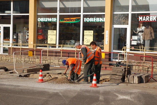 Robotnicy zasypują dół po wymianie węzła wodociągowego przy ulicy Wyszyńskiego.