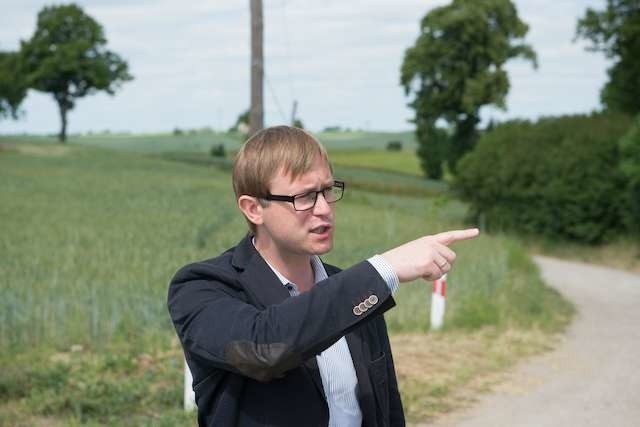 Miejsce wypadku kolejowego w Pniewitemwójt gminy Lisewo Jakub Kochowicz