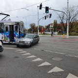 Wypadek w centrum Wrocławia. Tramwaj nie wyhamował i wjechał w samochody stojące w korku! [FILM, ZDJĘCIA]