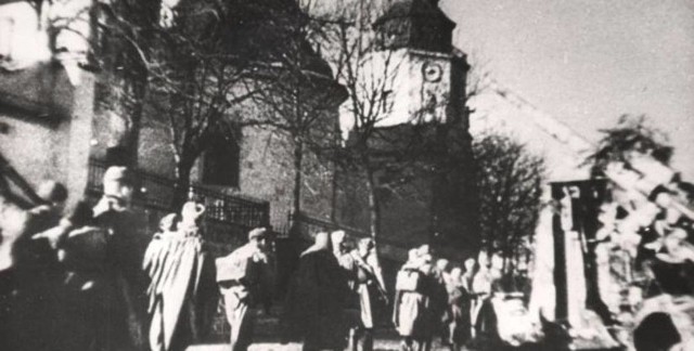 Sowieccy żołnierze na obecnej ulicy Jana Pawła II w Kielcach w styczniu 1945 roku. Zakończenie II wojny światowej niewiele zmieniło w porównaniu z tak zwanym wyzwoleniem Kielc.